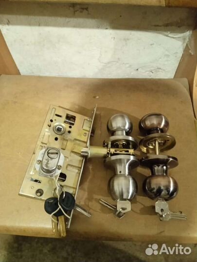 Замок дверной