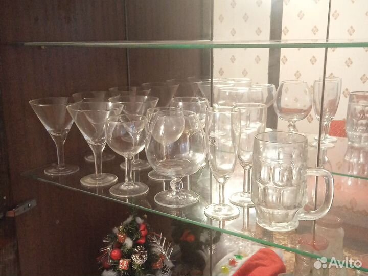 Посуда: тарелки, стаканы, рюмки и прочее