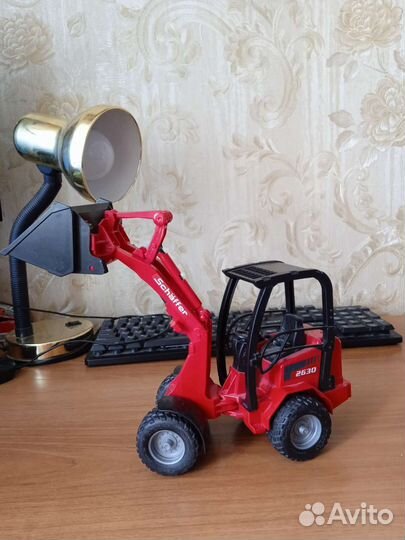 Трактор игрушка