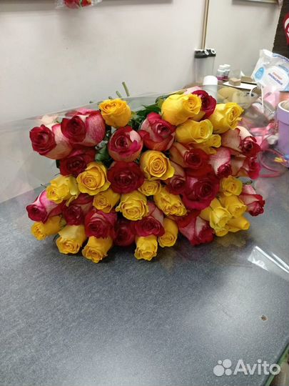 45 цветных роз 60 см. Эквадор