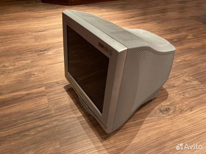 Монитор LG flatron F700P