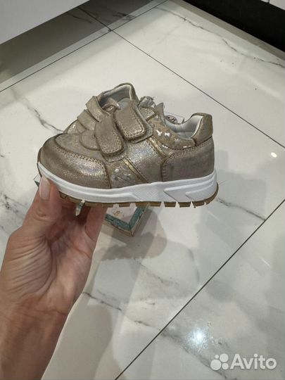 Кроссовки для девочки 80