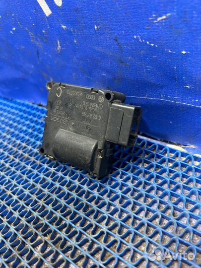 Моторчик заслонок отопителя Audi A6C6 седан 2005