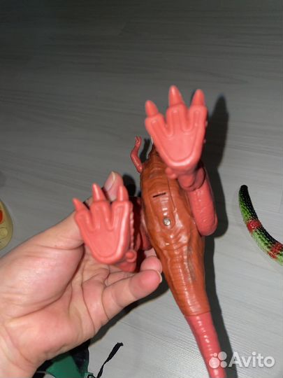 Динозавр игрушечный