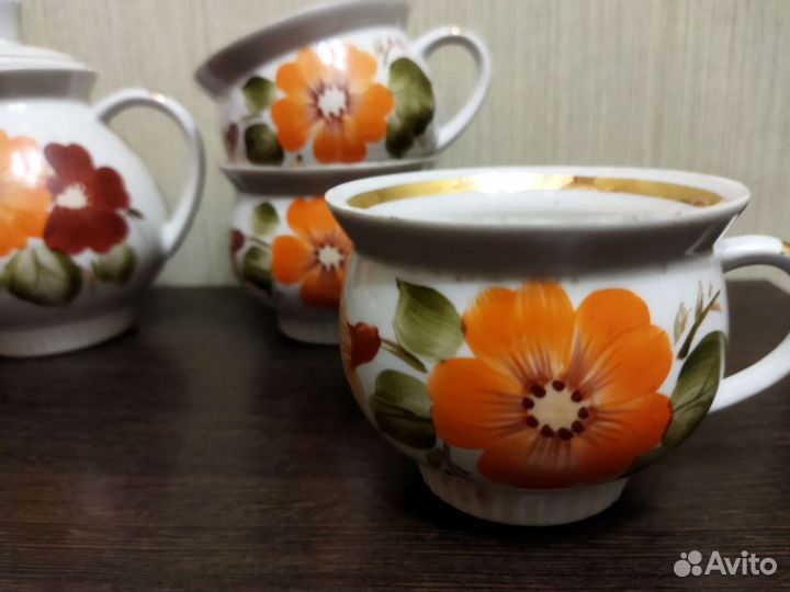 Часть фарфорового сервиза чайной (кофейной) посуды