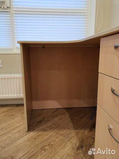 Угловой письменный стол