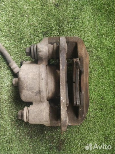 Суппорт daihatsu hijet S321V kfve 2013 Перед. Лев. белый W09