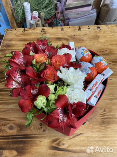 Коробка сердцем с цветами и киндерами