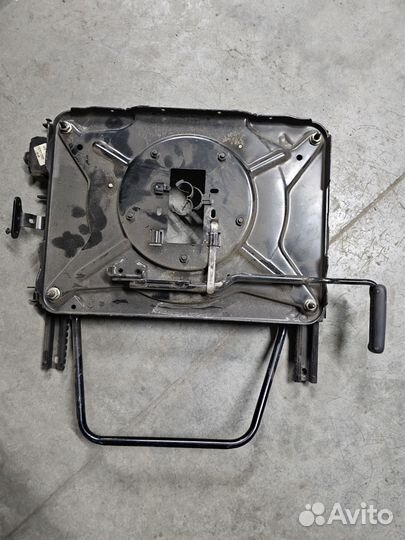 Поворотный кронштейн для сидения