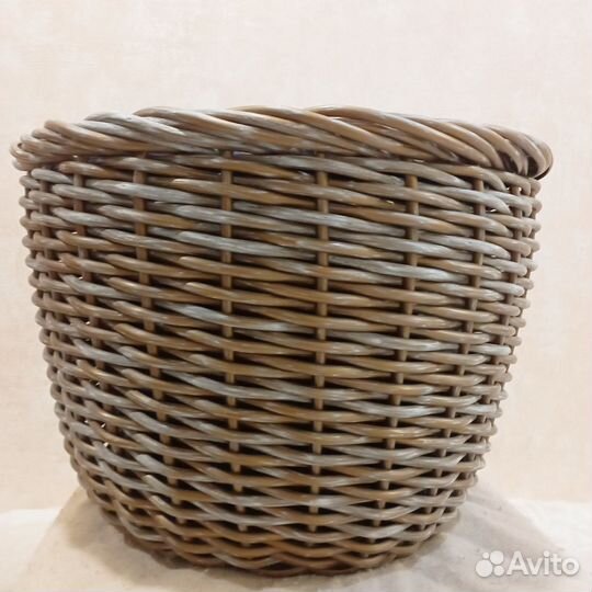Кашпо из искусственного ротанга