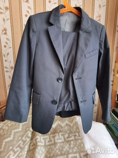 Школьный костюм для мальчика 128+рубашка в подарок