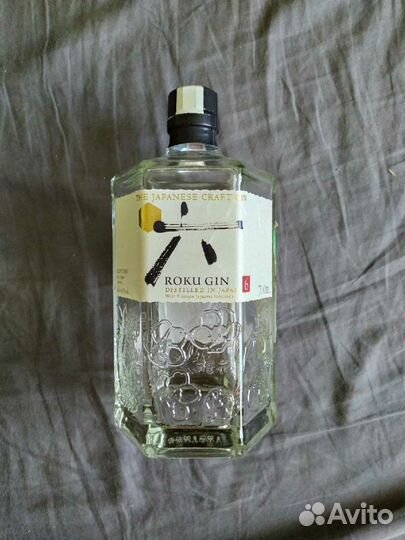 Пустая бутылка из под Джина Року Roku Gin