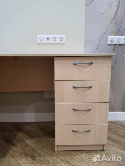 Угловой письменный стол