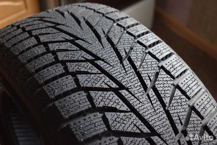 Hankook Winter I'Cept iZ 2 W616 245/40 R19 98T