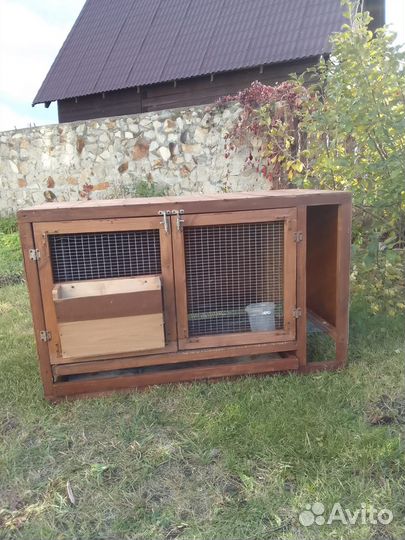 Домики с поддонами, кормушками.для кроликов