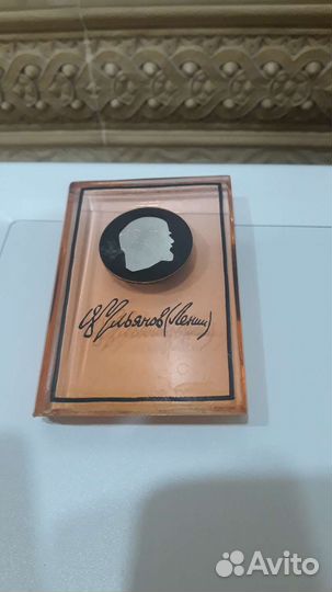 Значки Ленин Барельеф