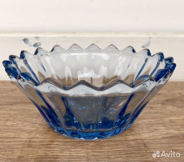 Вазы синие и красное стекло