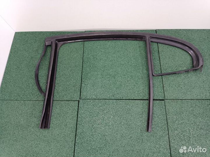 Уплотнитель стекла двери задний левый Renault