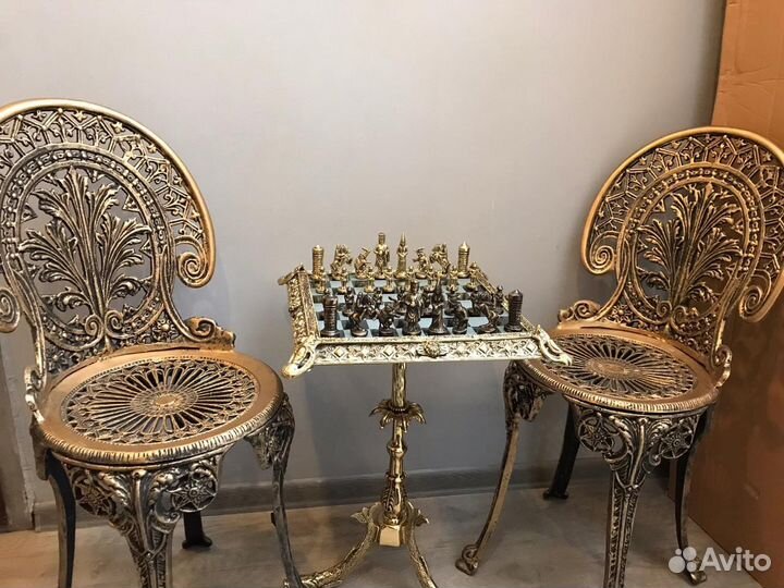 Шахматный столик со стульями