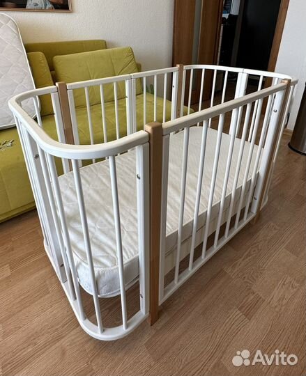 Детская кроватка с маятником