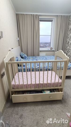 Детская кроватка с продольным маятником и ящиком