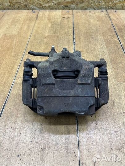 Тормозной суппорт передний правый Opel Astra J