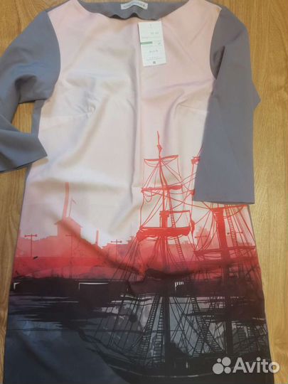 Платье с принтом корабля