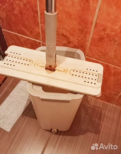 Швабра и ведро с отжимом