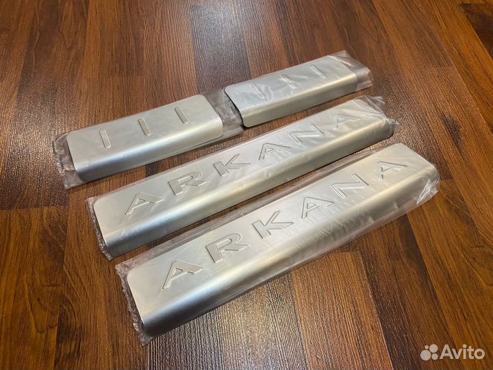 Новые накладки на пороги Renault Arkana