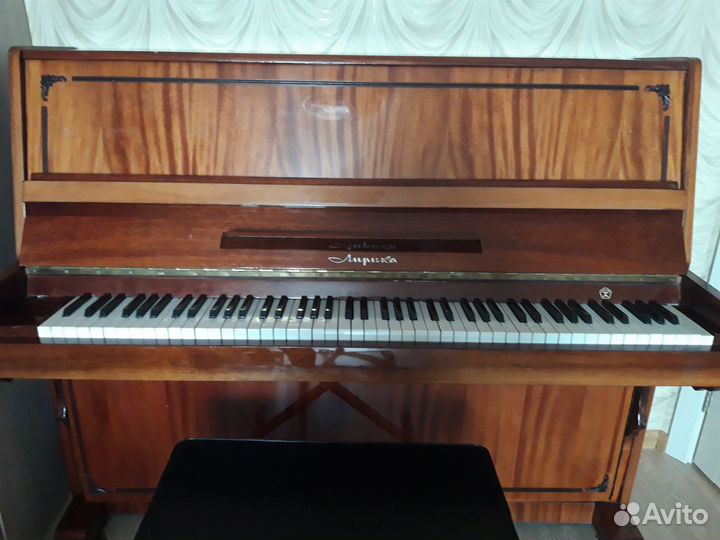 Пианино Лирика и банкетка (цена отдельно)