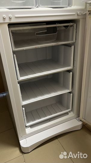 Холодильник двухкамерный Indesit nbha 180 NX белый