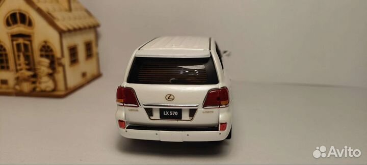 Модель 1/43 Lexus 570