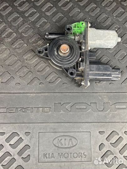 Моторчик стеклоподъемника kia cerato koup 2012г