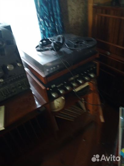 Катушечный магнитофон и проигрыватель винила