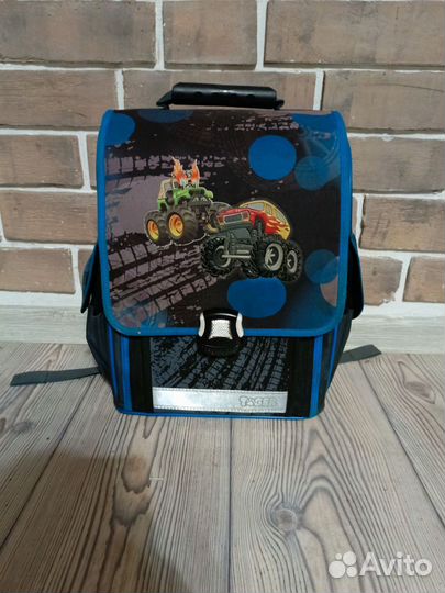 Школьный рюкзак, портфель