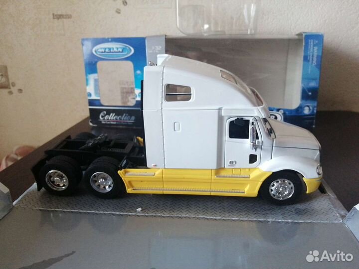 Модель freightliner 1/32