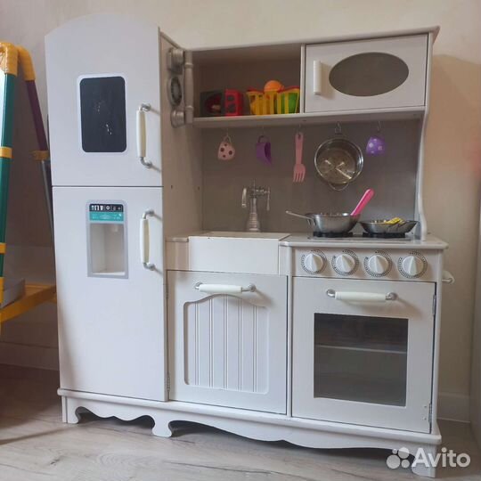 Детская кухня + посуда в подарок