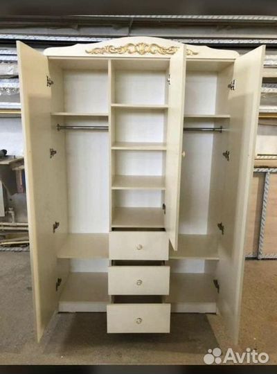 Шкаф детский трехстворчатый