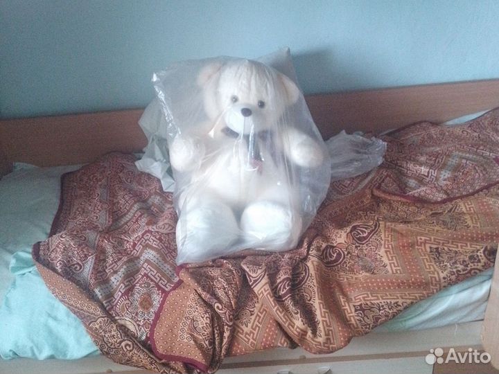 Большой плюшевый медведь белого цвета