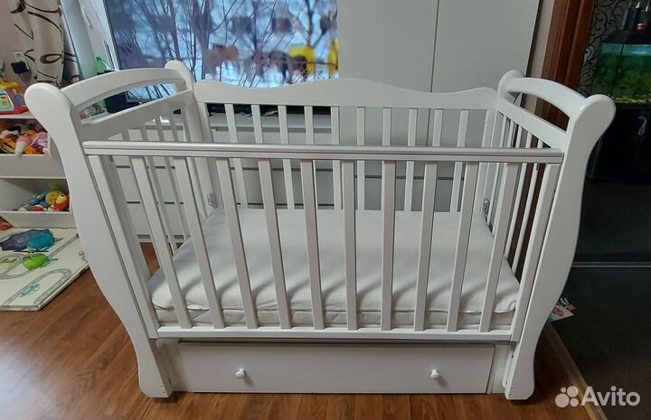 Детская кроватка с поперечным маятником