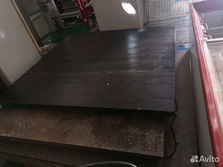 Стол с чугунным подстольем