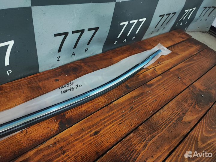 Молдинг стекла переднего правого Camry XV70 Новый