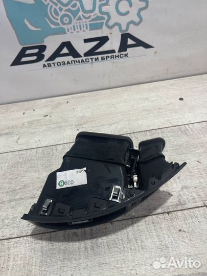 Дефлектор воздушный левый (салон) Kia Ceed 1