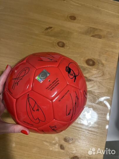 Коллекционный мяч TAG Heuer с подписями