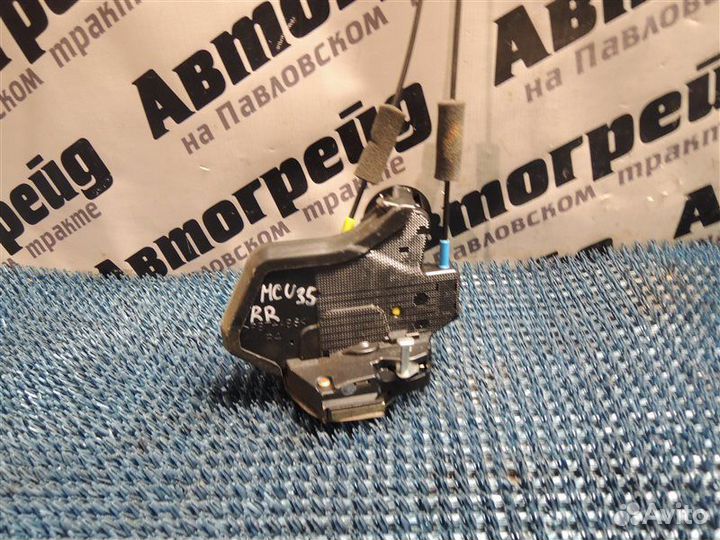 Замок двери задний правый Toyota Harrier MCU35 1MZ