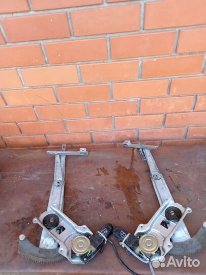 Стеклоподьемник передний на джип гранд чероки 5.2