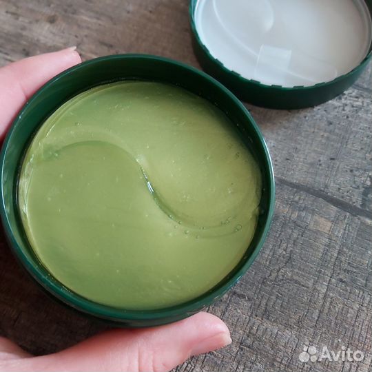 Патчи для глаз и массажная щетка для головы