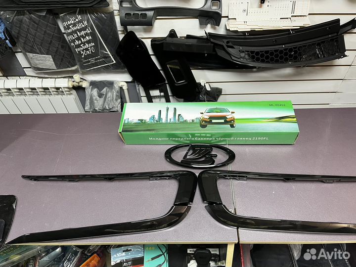 Молдинги переднего бампера черный глянец гранта фл