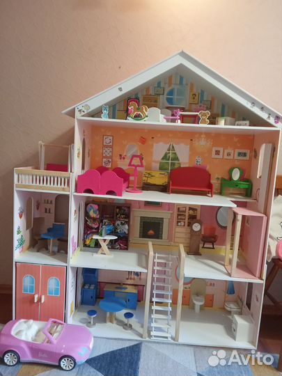 Большой кукольный домик с мебелью