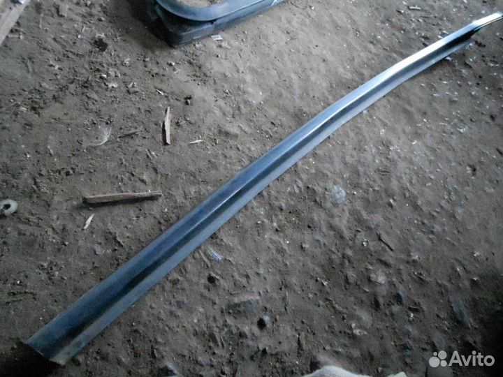 Уплотнитель стекла переднего правого (внешний) Suz